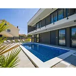 4 Bedroom Stunning In Murter