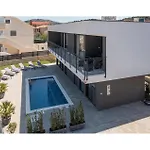 4 Bedroom Stunning In Holiday home