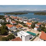 4 Bedroom Stunning In Holiday home *