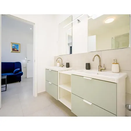 4 Bedroom Stunning In Holiday home Murter