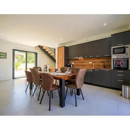 4 Bedroom Stunning In Ferienhaus *