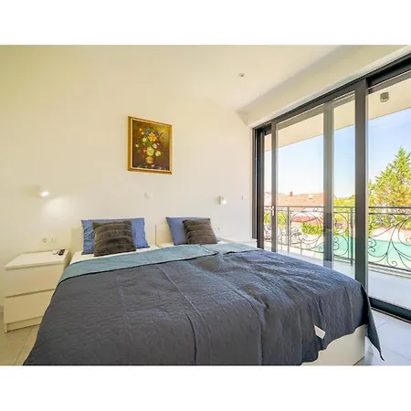 4 Bedroom Stunning In Holiday home Murter