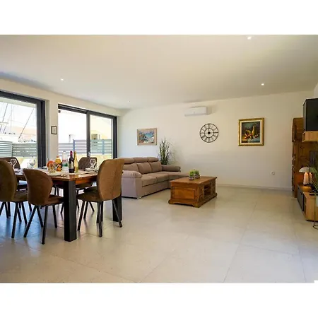 Holiday home 4 Bedroom Stunning In Murter