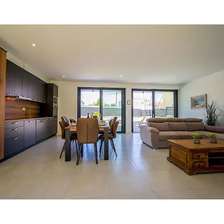 4 Bedroom Stunning In Holiday home