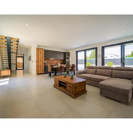 Ferienhaus 4 Bedroom Stunning In