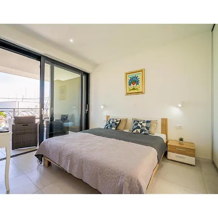 4 Bedroom Stunning In Holiday home Murter
