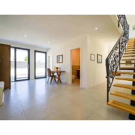 4 Bedroom Stunning In Holiday home Murter