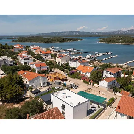 4 Bedroom Stunning In Ferienhaus *