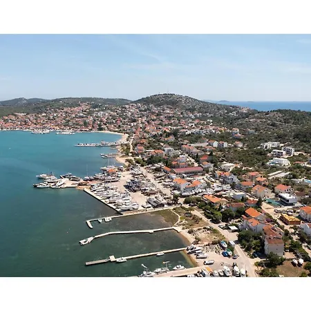 Дом отдыха 4 Bedroom Stunning In