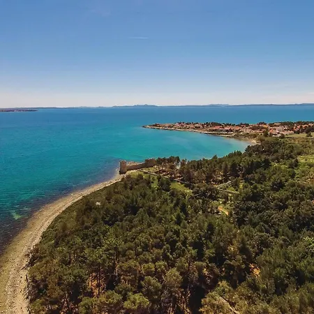 Дом отдыха 4 Bedroom Stunning In